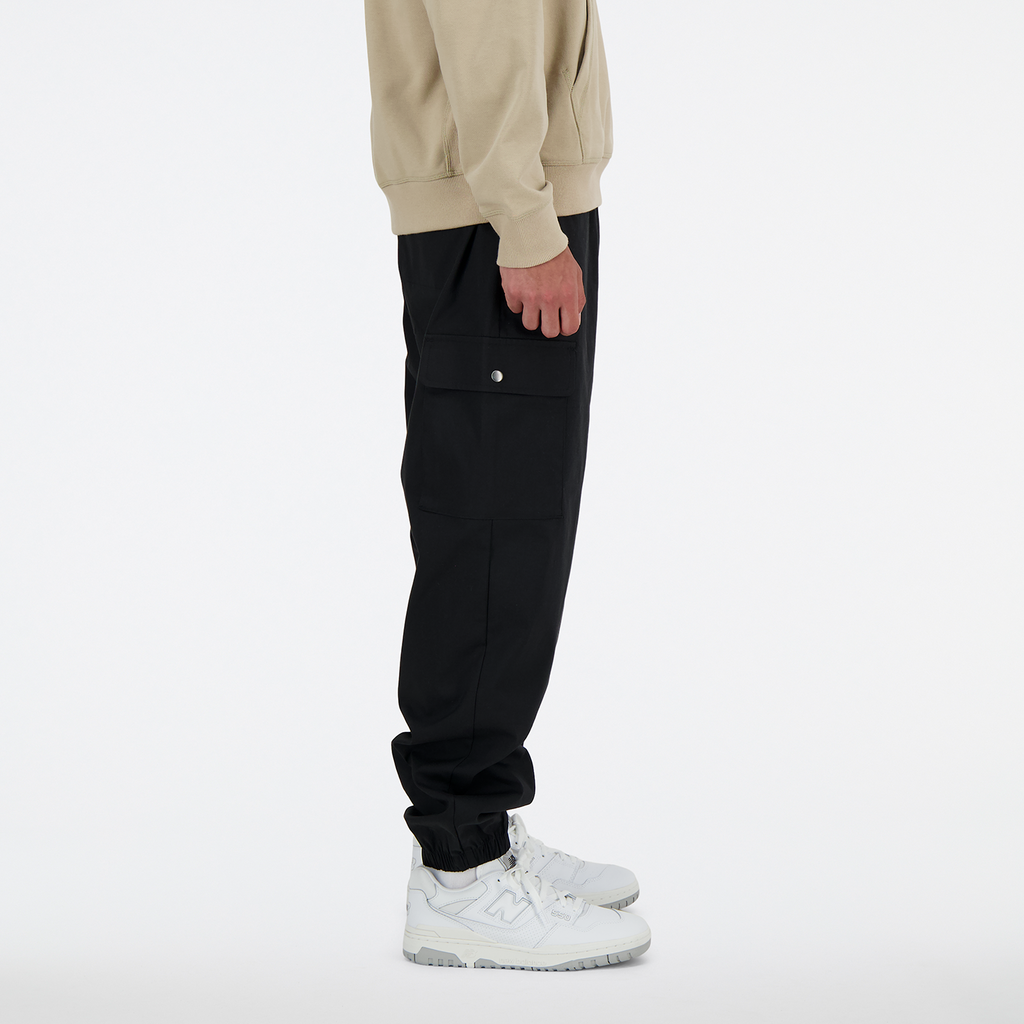 New Balance Twill Cargo Jogger in SCHWARZ