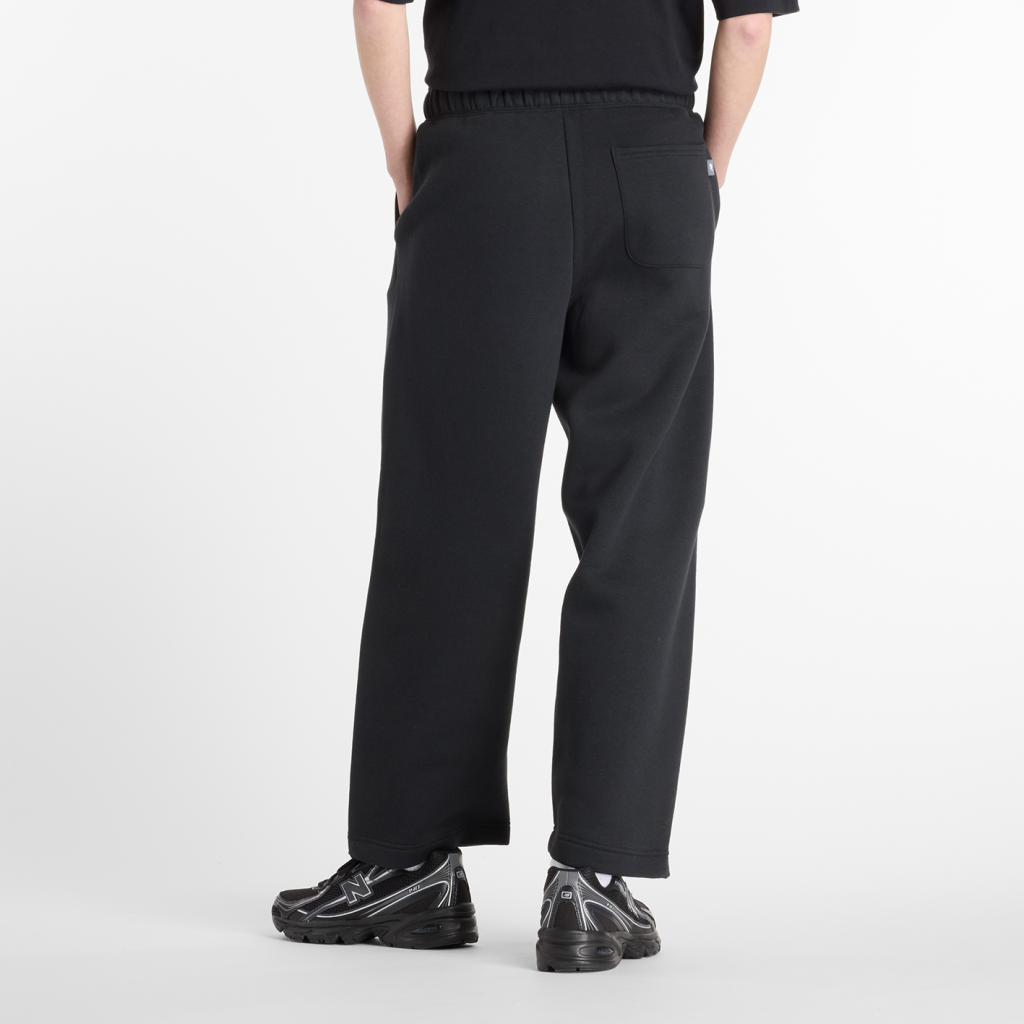 New Balance W Linear Heritage Fleece Barrel Leg Pant in SCHWARZ