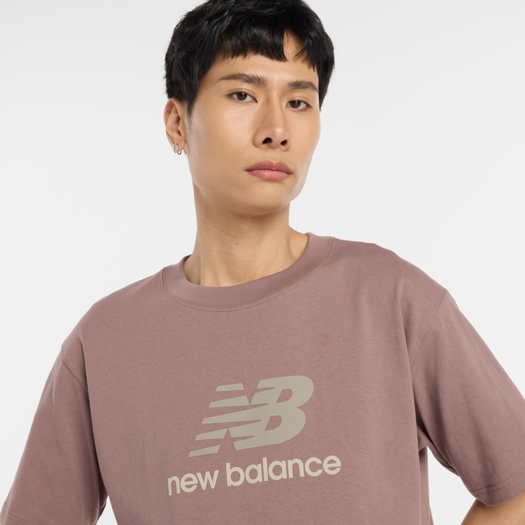 New Balance Athletics Logo T-Shirt in BRAUN
