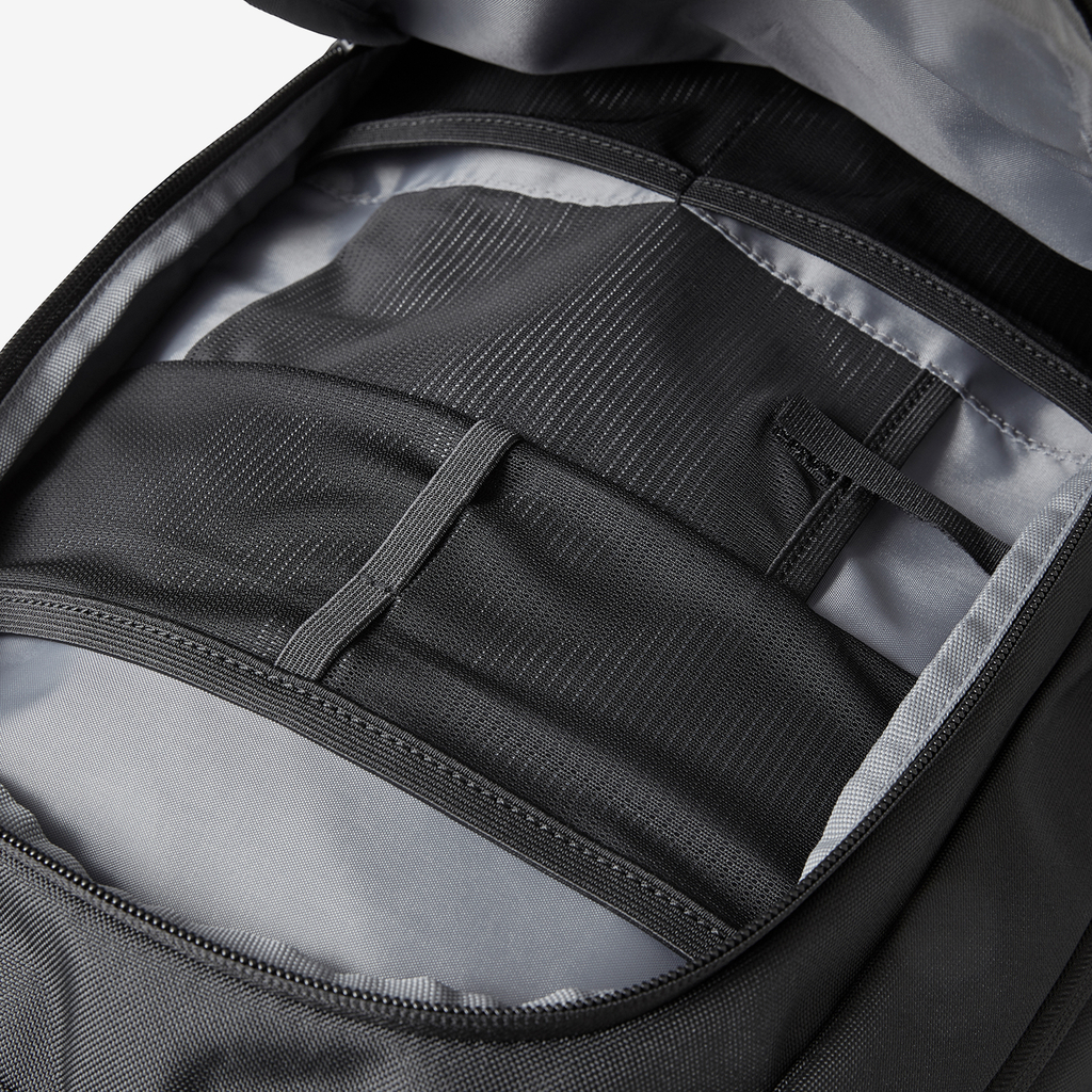 New Balance Logo Backpack 29L in SCHWARZ