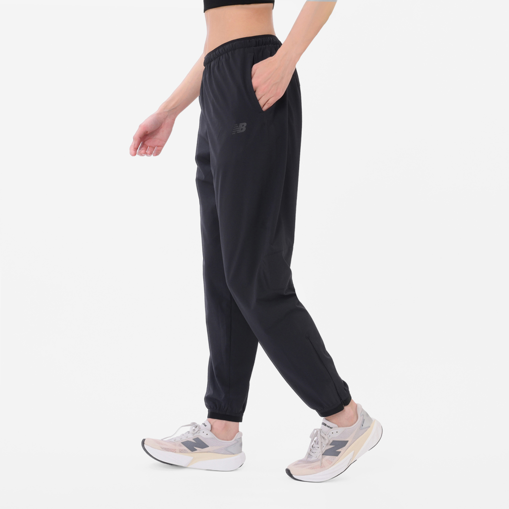 New Balance W Run Essentials Jogger in SCHWARZ