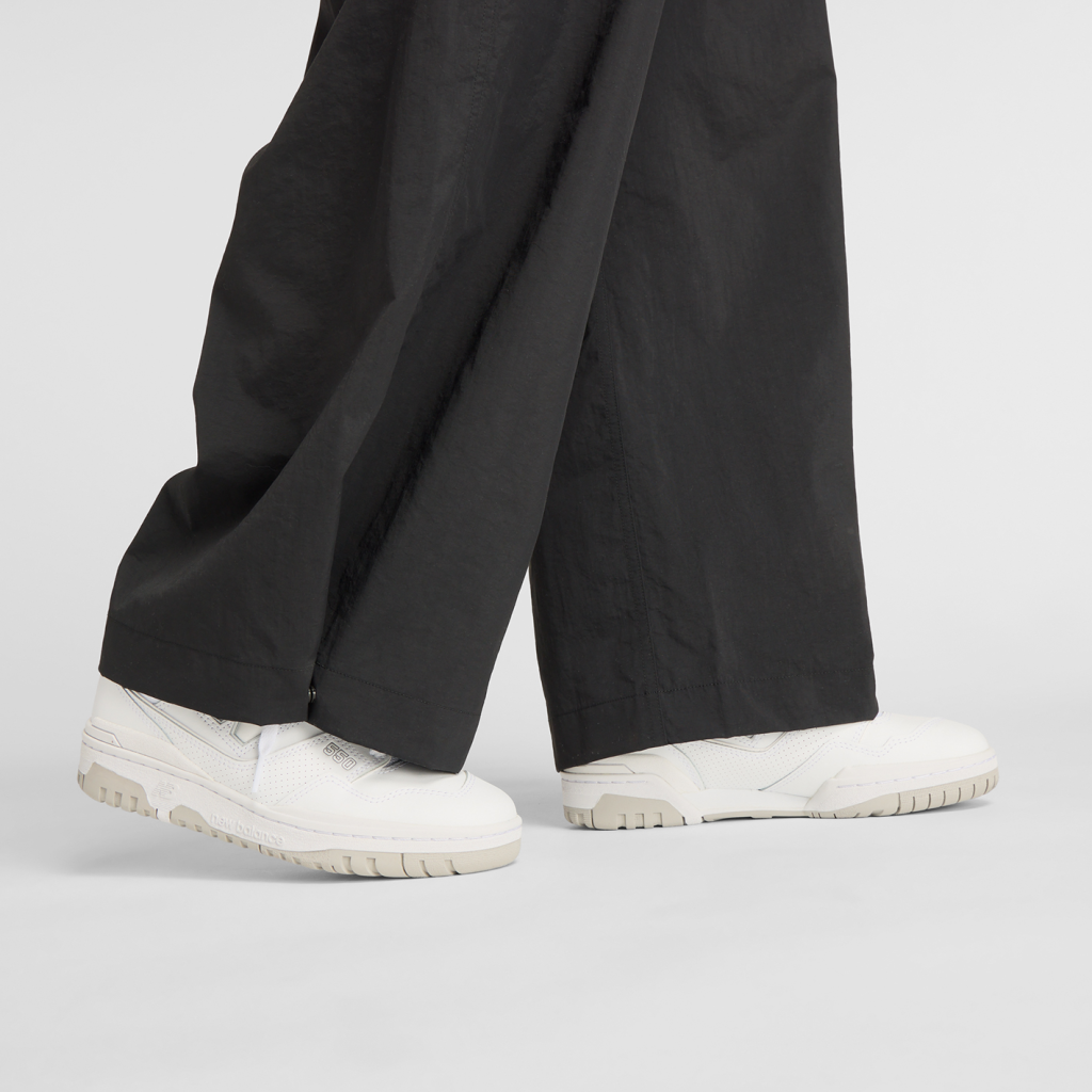 New Balance W Woven Cargo Pant in SCHWARZ