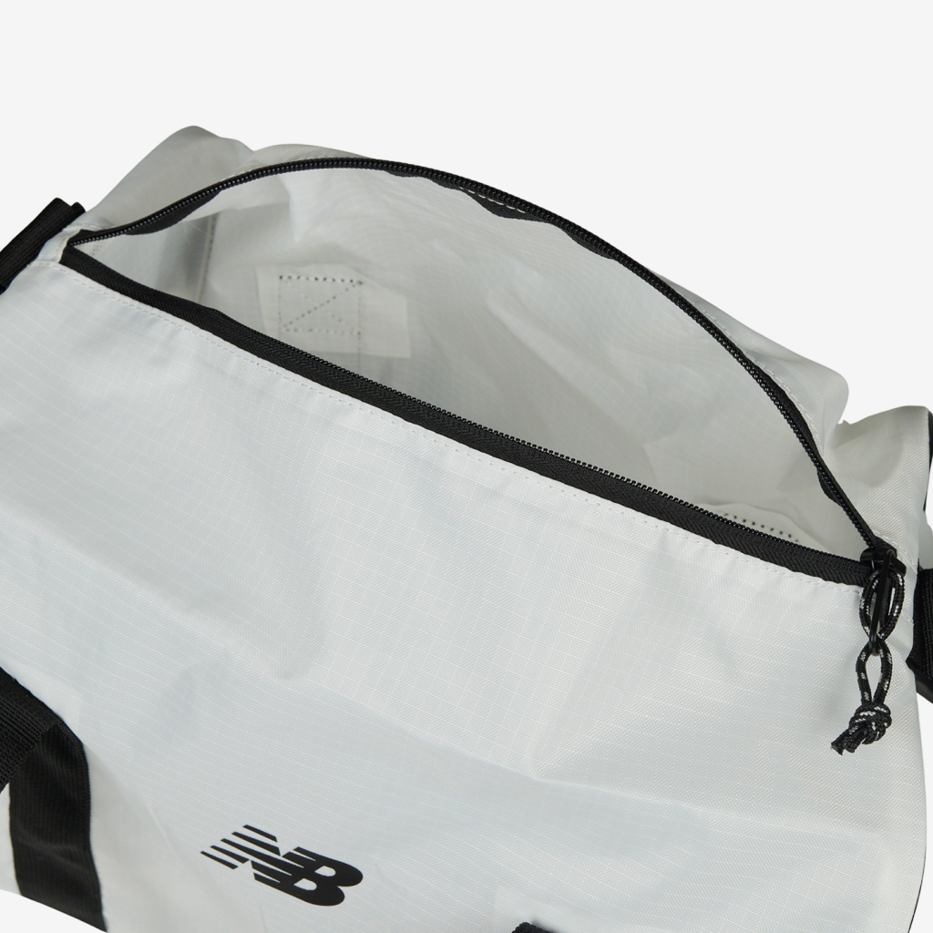 New Balance Essentials Small Duffel in WEISS