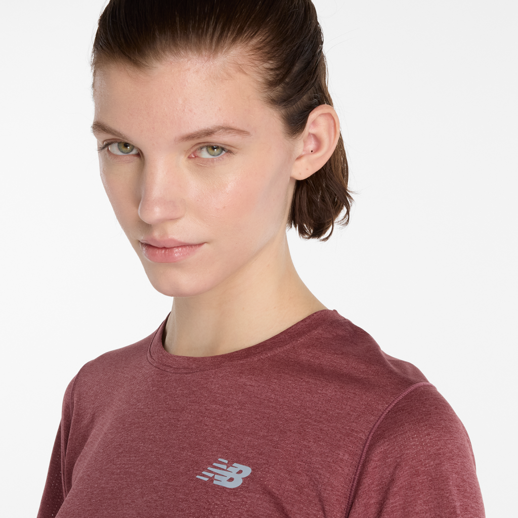 New Balance W NB Athletics Short Sleeve in ROT