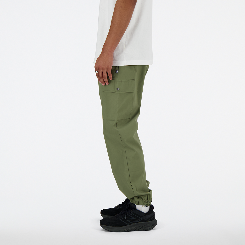 New Balance Twill Cargo Jogger in GRÜN