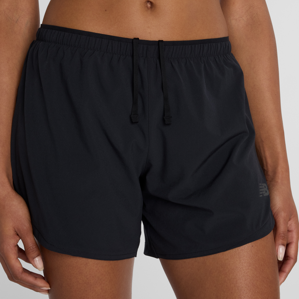 New Balance W Run Essentials Short 5" in SCHWARZ