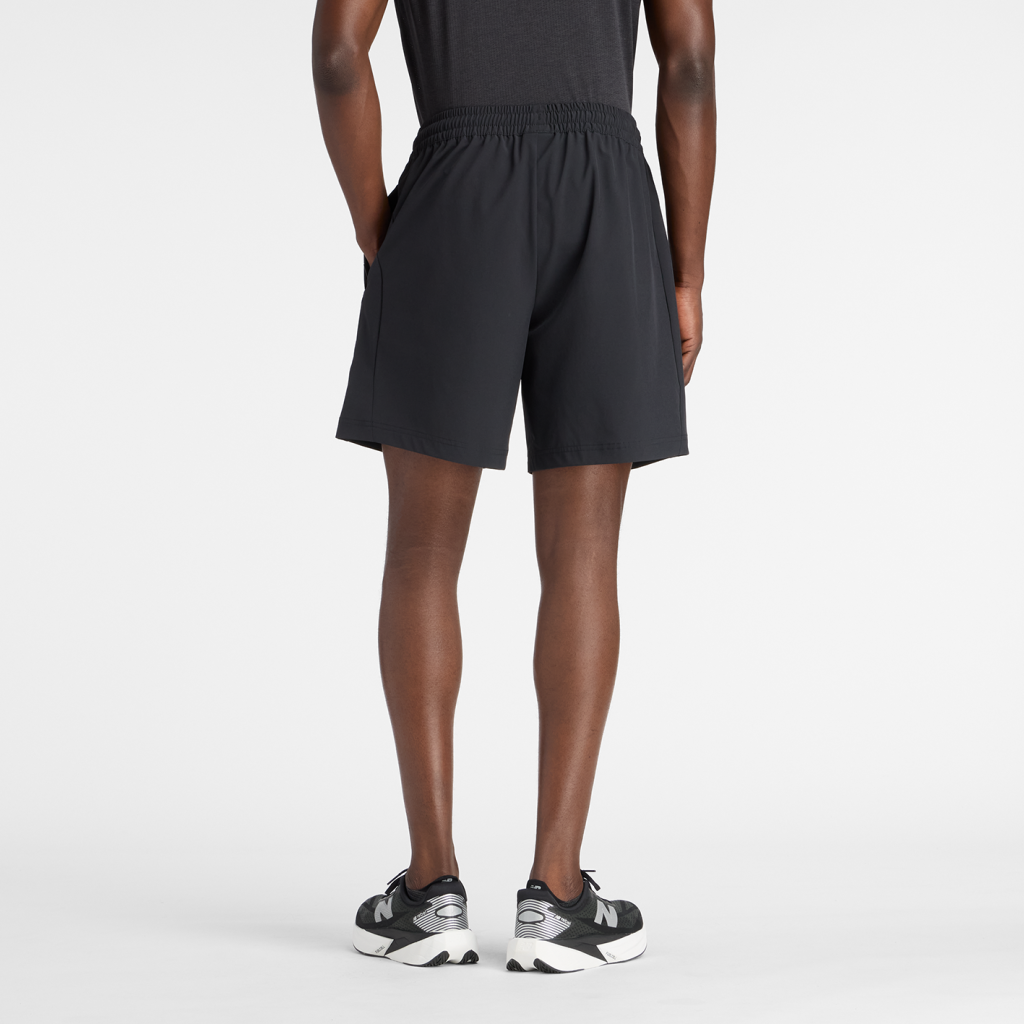 New Balance Athletics Stretch Woven Short 7" in SCHWARZ