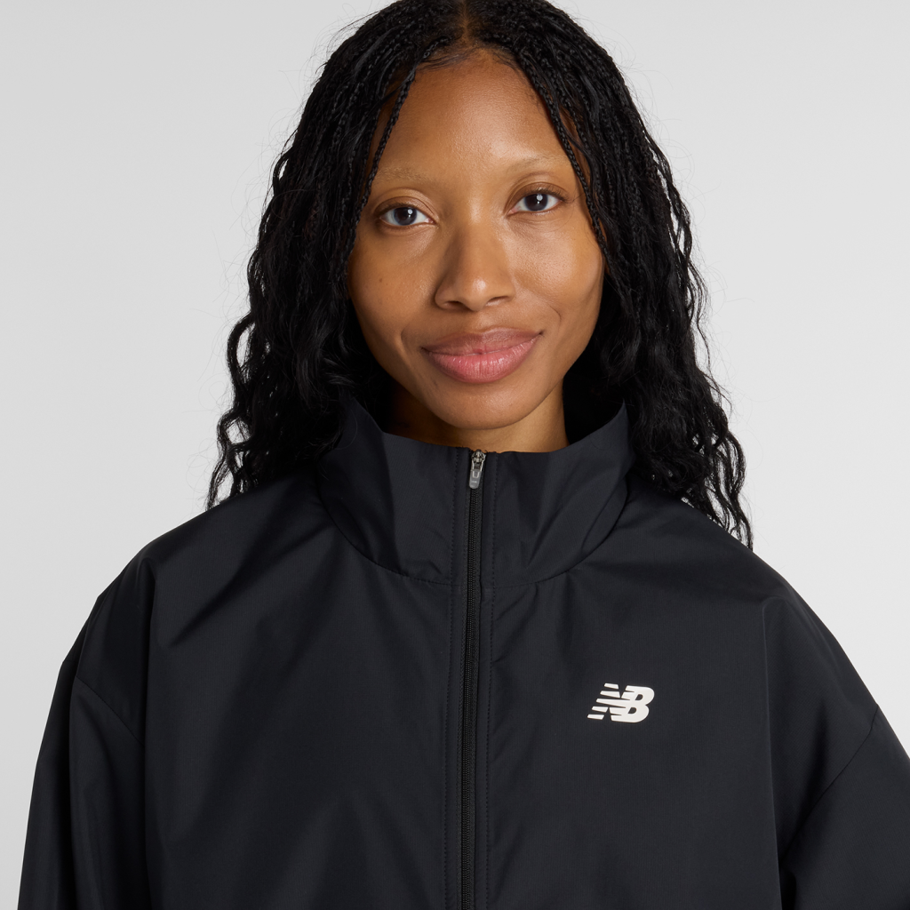New Balance W Trackside Woven Jacket in SCHWARZ