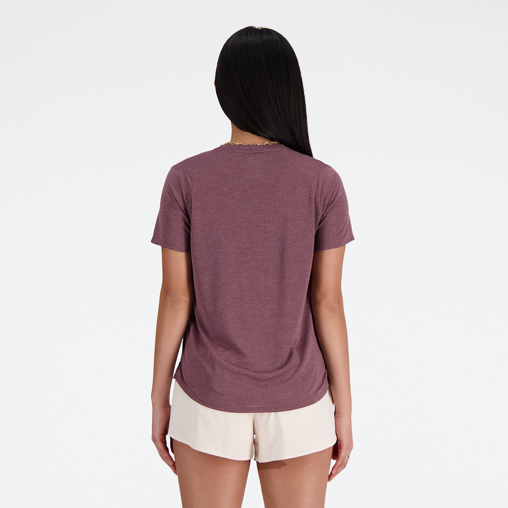 W NB Athletics Short Sleeve licorice heather model_bild_back_brandshop