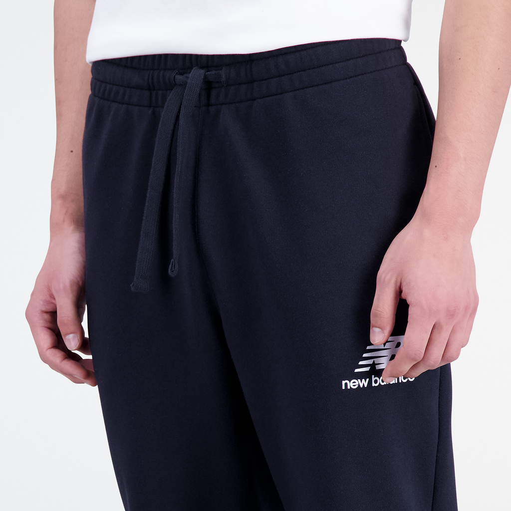 New Balance Essentials Stacked Logo Sweatpant in SCHWARZ