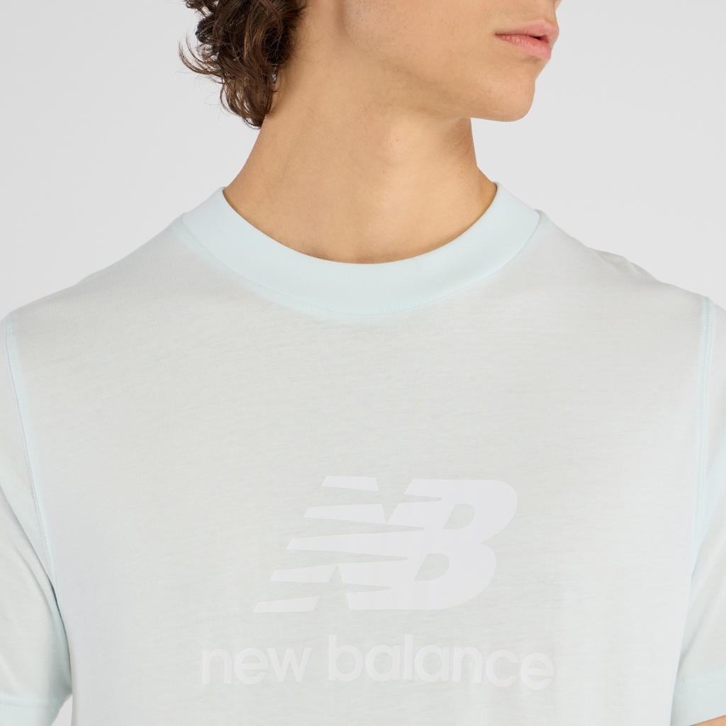 New Balance Sport Essentials Stacked Logo T-Shirt in BLAU