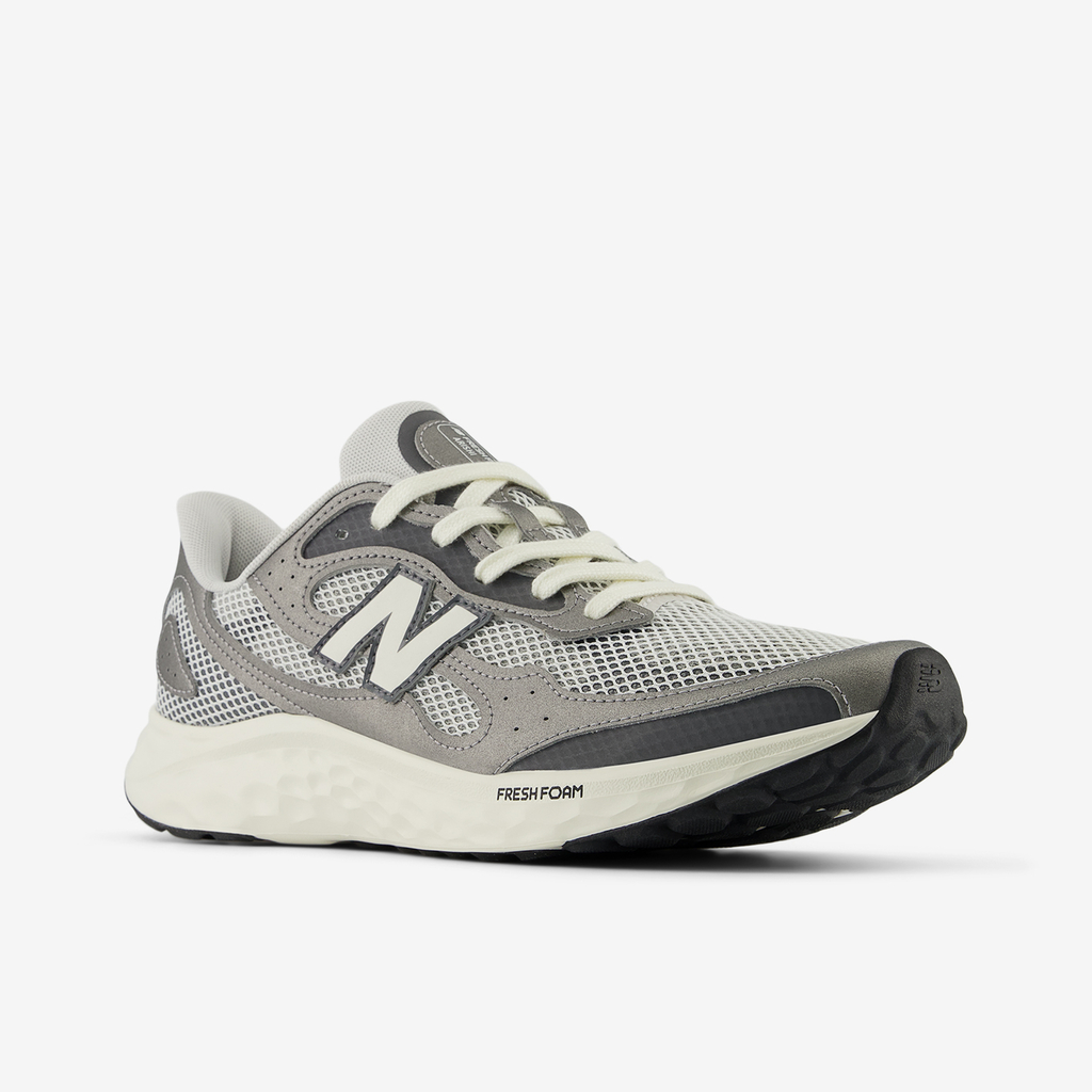 New Balance M Arishi v4 Laufschuhe in GRAU