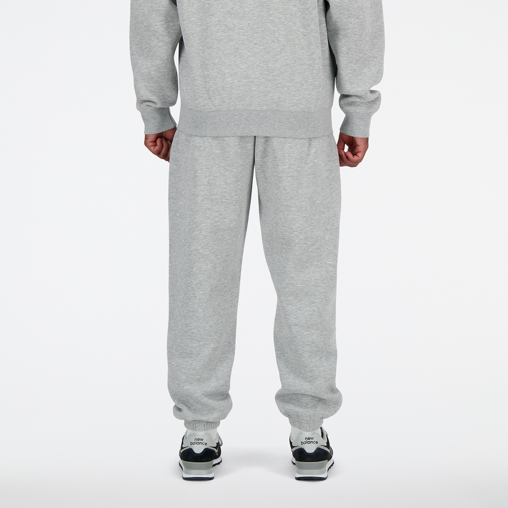 New Balance Fleece Jogger athletic grey model_bild_back_brandshop