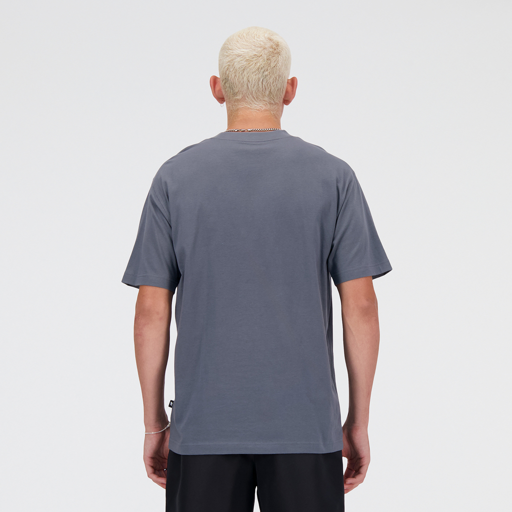 New Balance Linear Logo Relaxed Tee graphite model_bild_back_brandshop