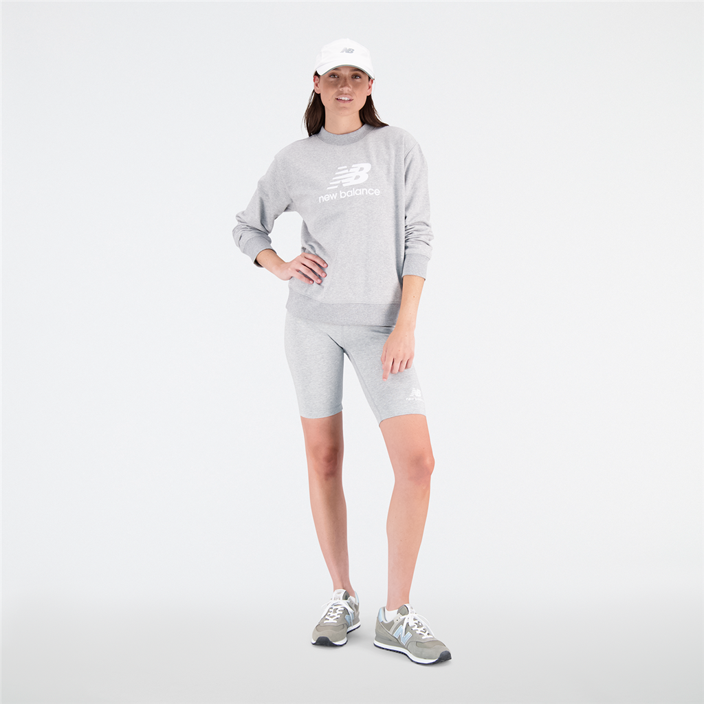 W Essentials Stacked Logo Crew athletic grey model_bild_brandshop