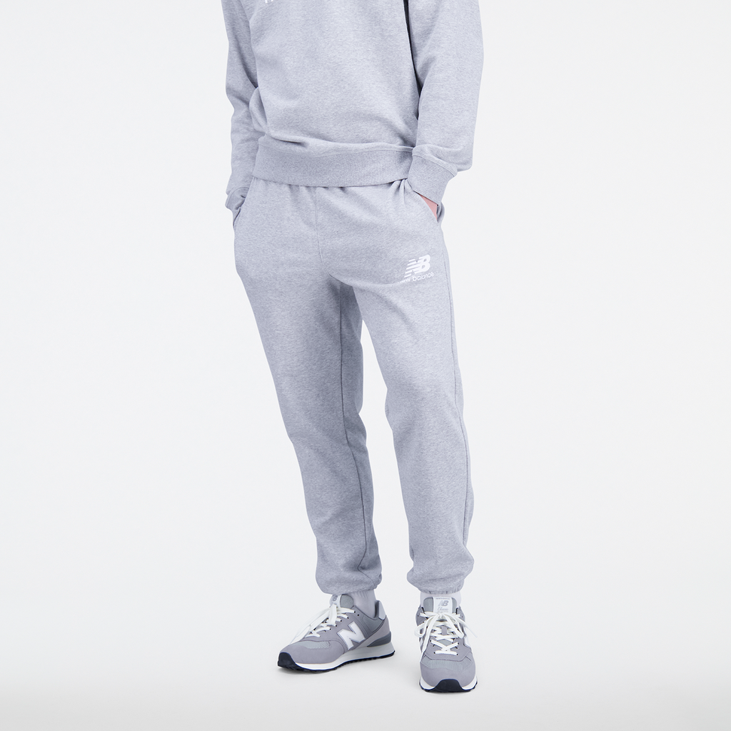 Essentials Stacked Logo Sweatpant athletic grey model_bild_brandshop