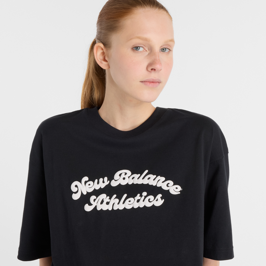 New Balance W Linear Heritage Oversized T-Shirt in SCHWARZ