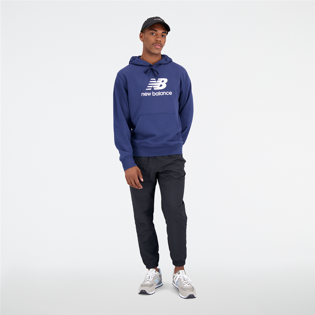 Essentials Stacked Logo Hoodie nb navy model_bild_brandshop