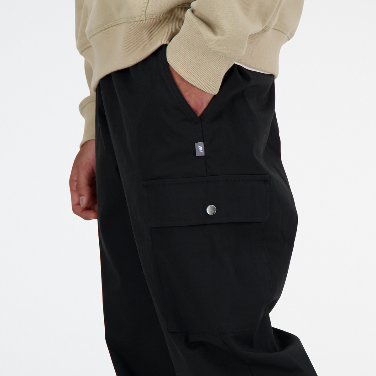 New Balance Twill Cargo Jogger in SCHWARZ