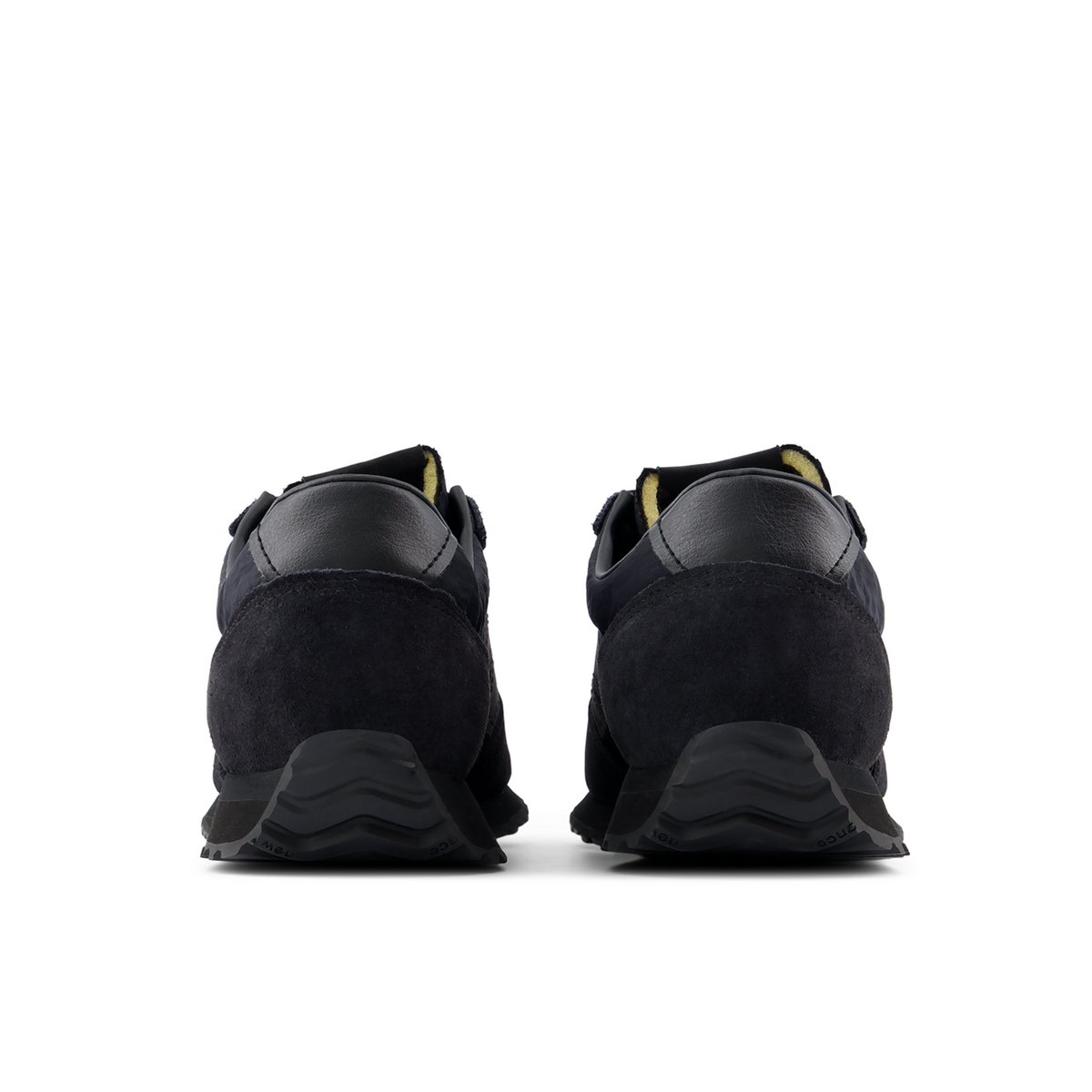 New Balance 471 Seasonal Staple in SCHWARZ