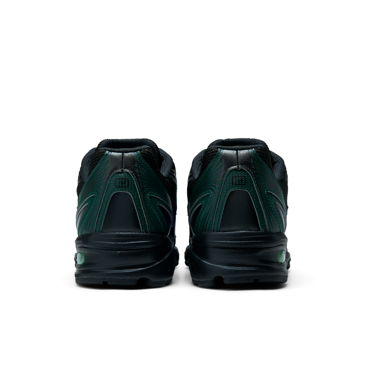 New Balance 740 Dark Vibes in SCHWARZ