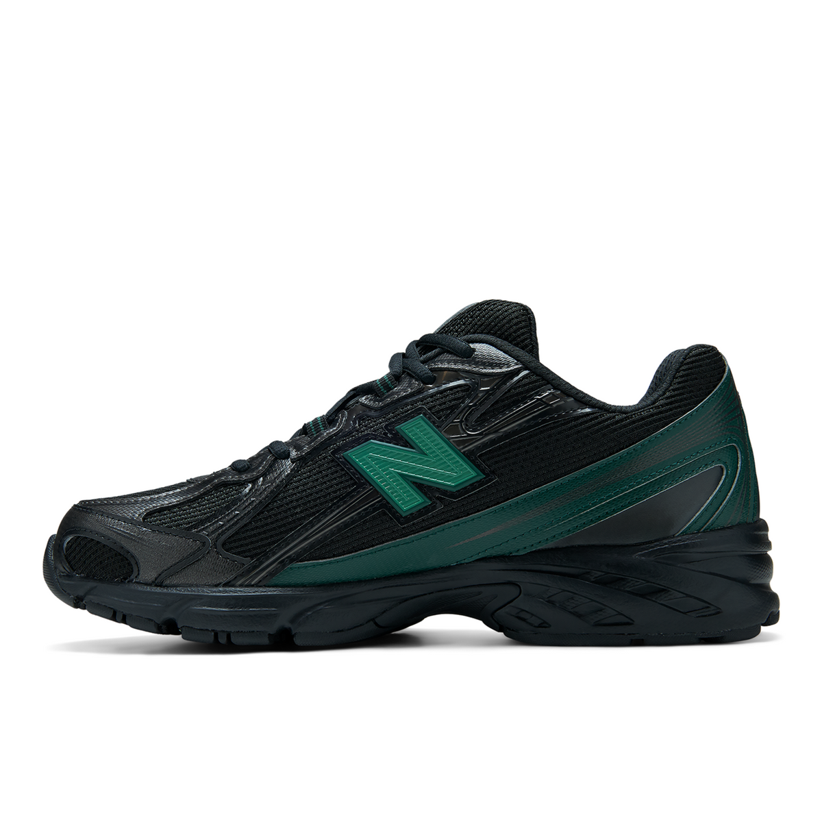 New Balance 740 Dark Vibes in SCHWARZ