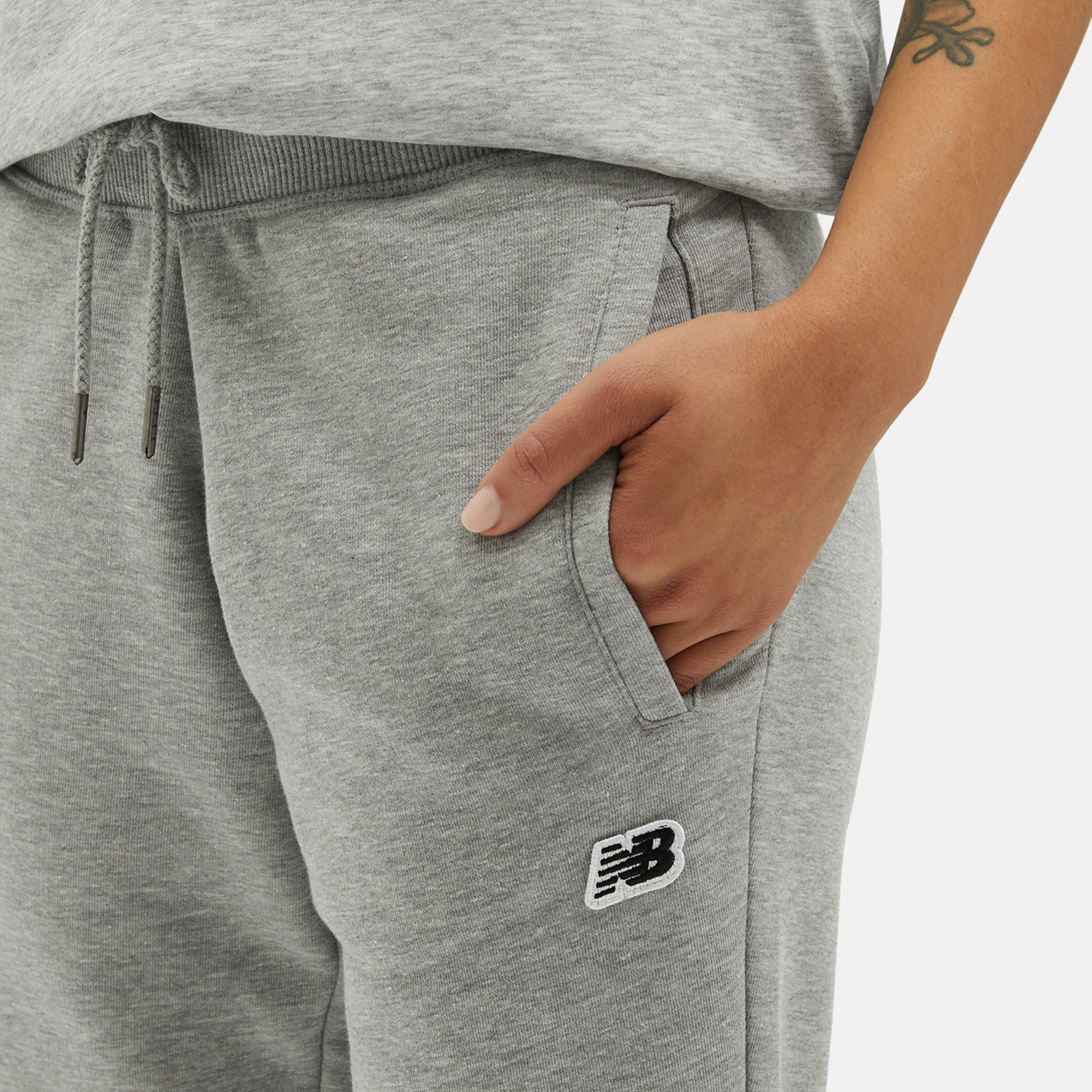 New Balance W NB Small Logo Pants in GRAU