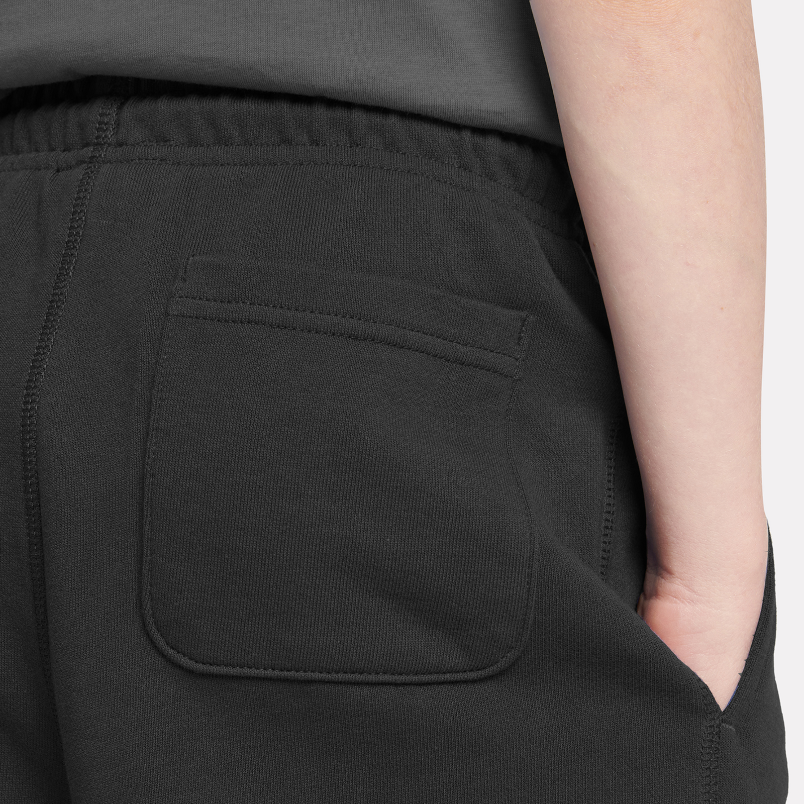 New Balance B New Balance French Terry Small Logo Short in SCHWARZ