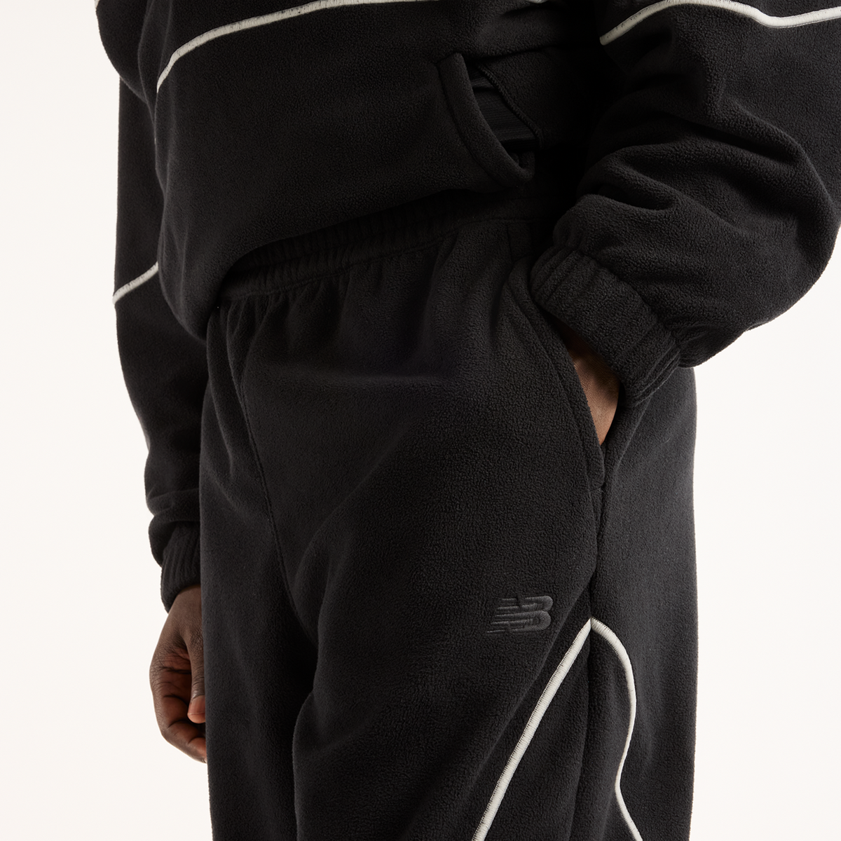 New Balance Trackside Polar Fleece Jogger in SCHWARZ