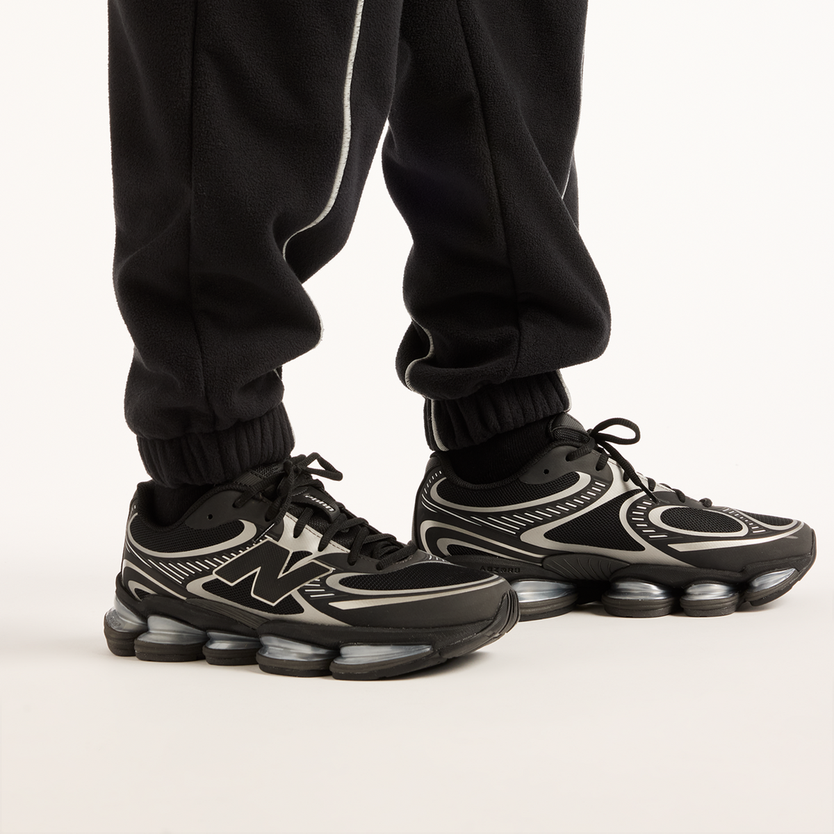 New Balance Trackside Polar Fleece Jogger in SCHWARZ