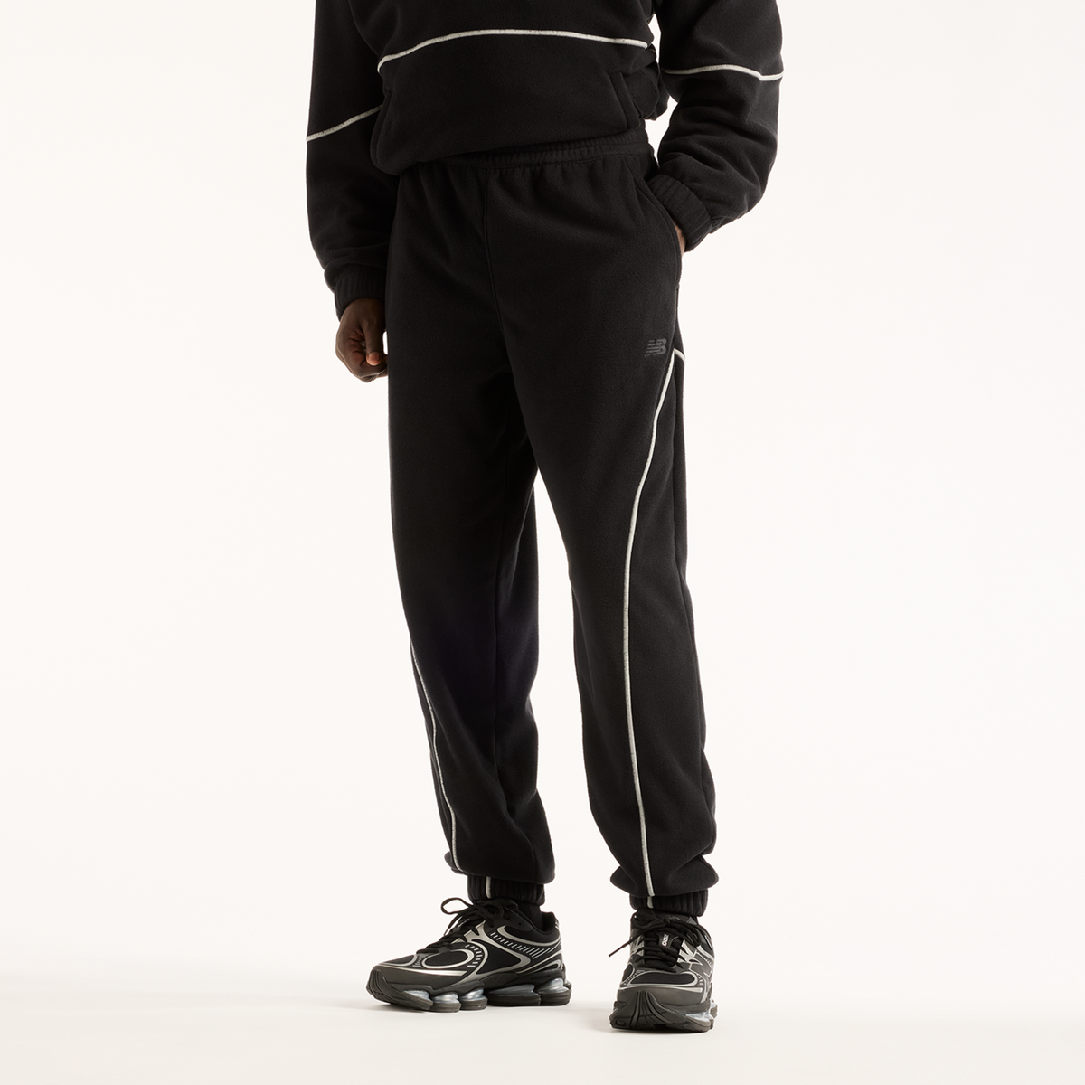 New Balance Trackside Polar Fleece Jogger in SCHWARZ