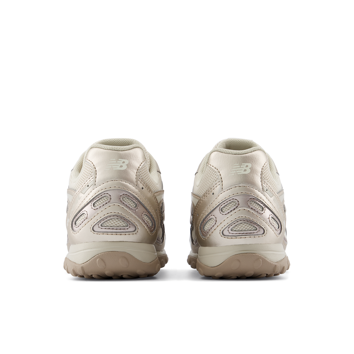 New Balance 204L Colour Metallics in GRAU