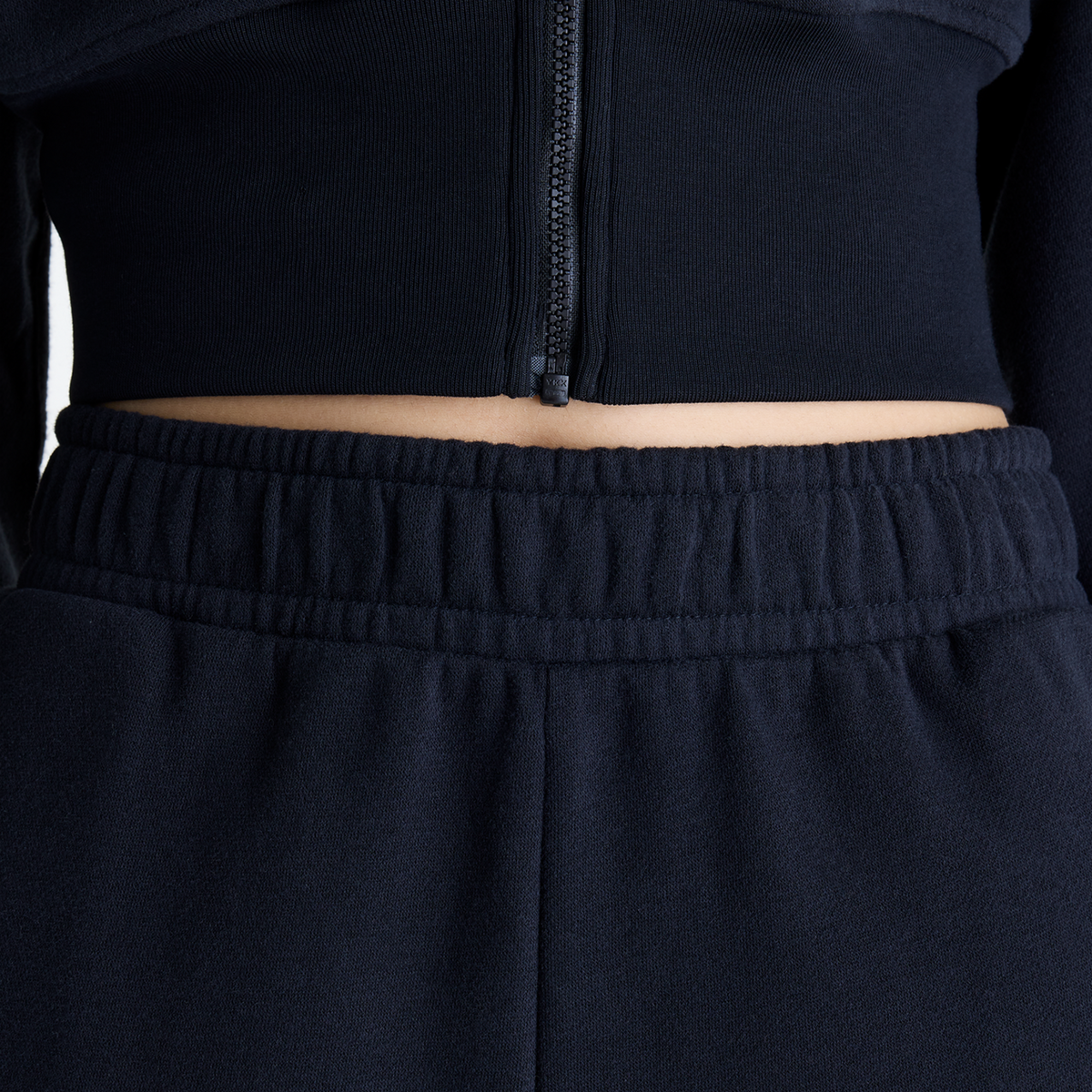 New Balance W Brushed Coastal Fleece Pant in SCHWARZ