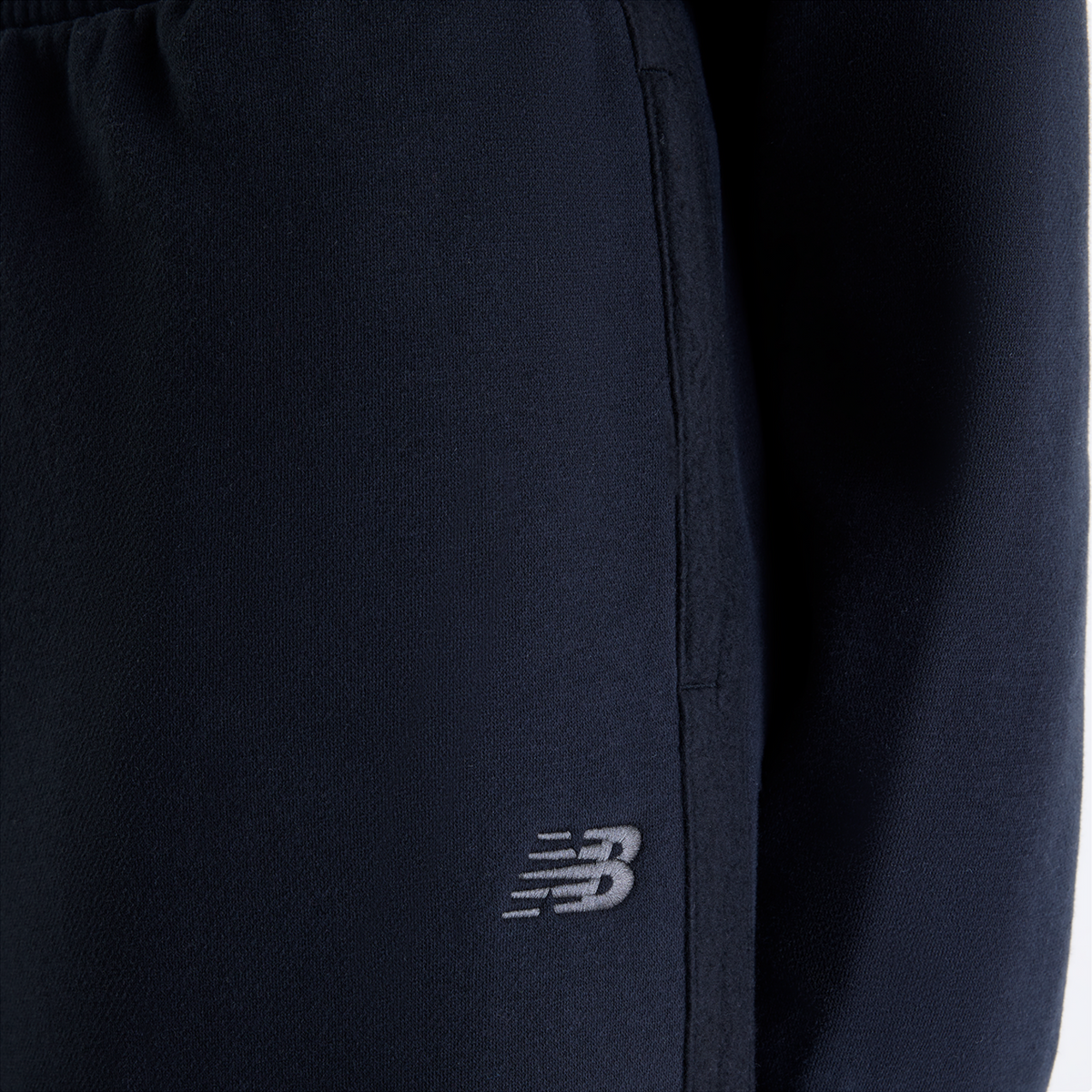 New Balance W Brushed Coastal Fleece Pant in SCHWARZ