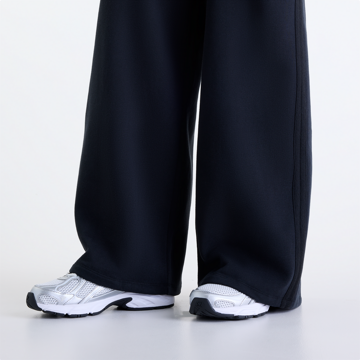 New Balance W Brushed Coastal Fleece Pant in SCHWARZ