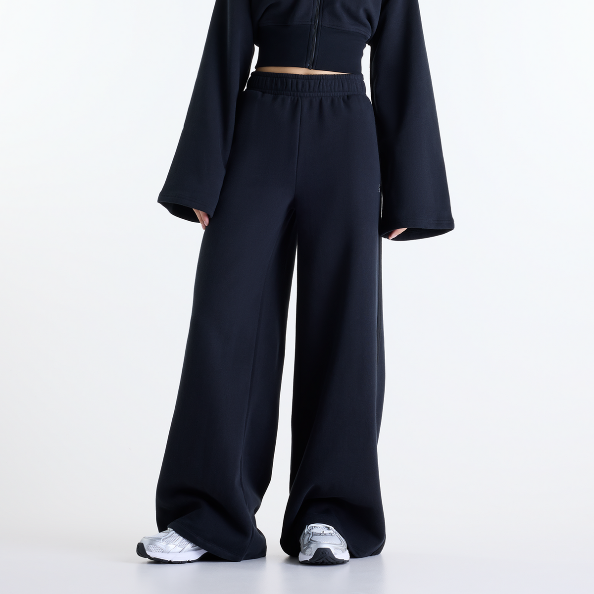 New Balance W Brushed Coastal Fleece Pant in SCHWARZ