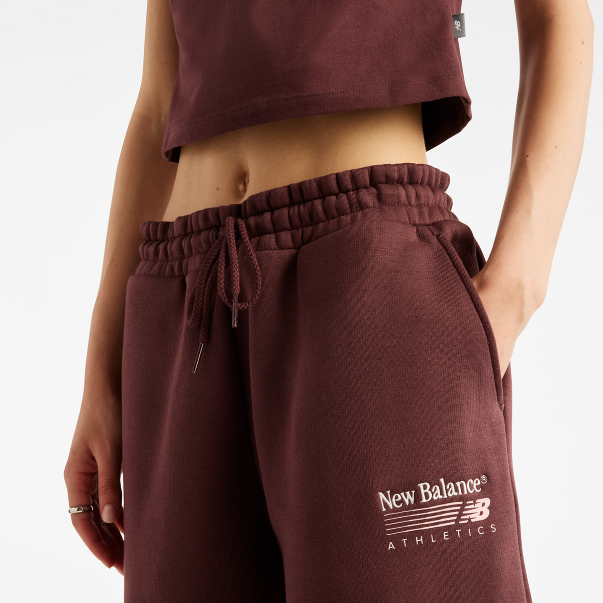 New Balance W Trackside Fleece Pant in ROT