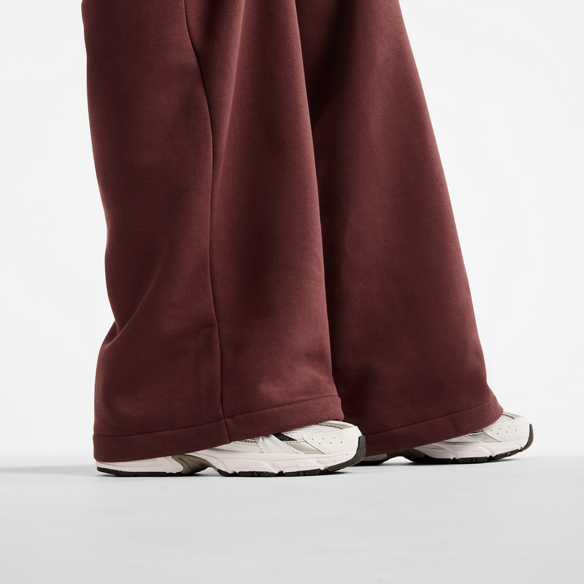New Balance W Trackside Fleece Pant in ROT