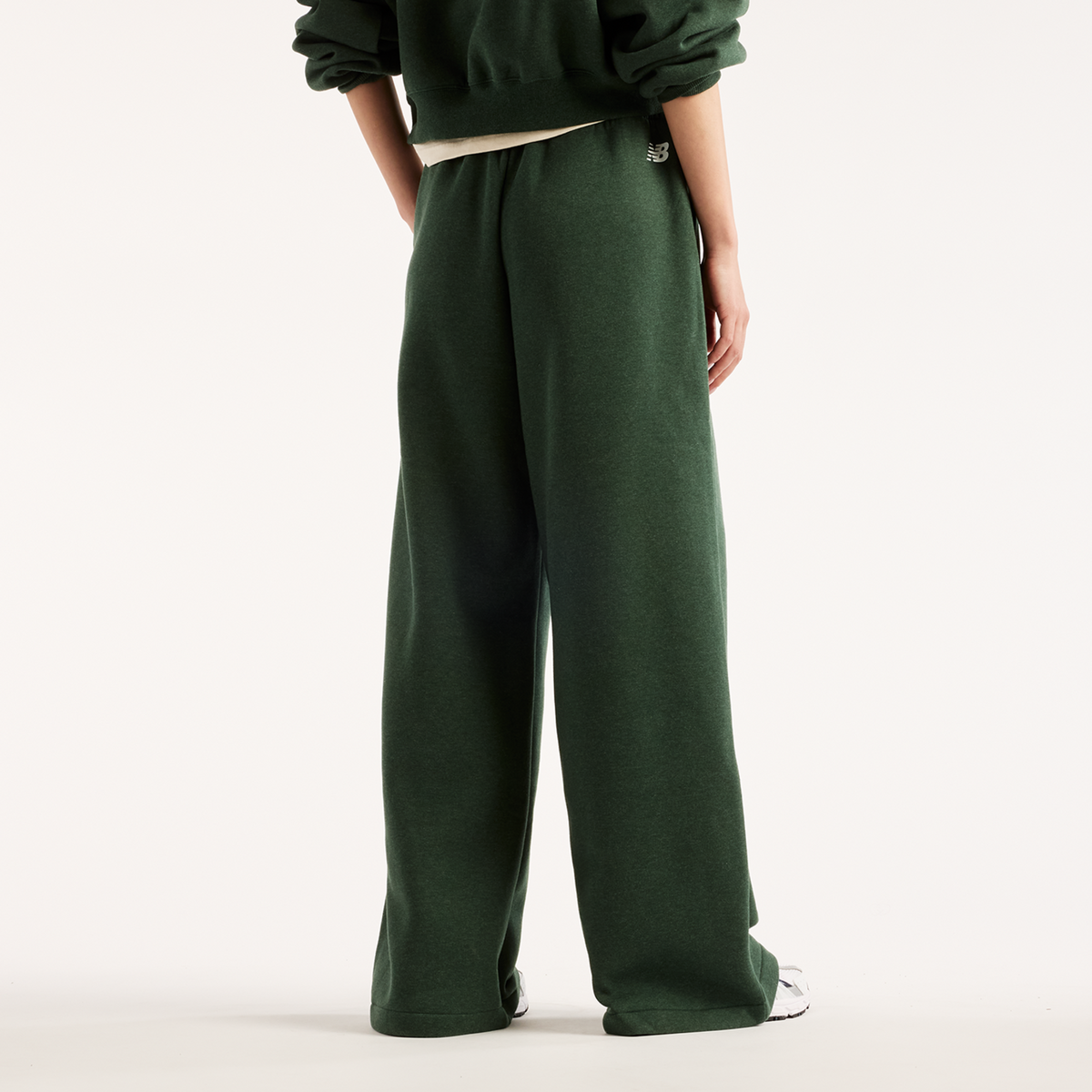 New Balance W Trackside Fleece Pant in GRÜN