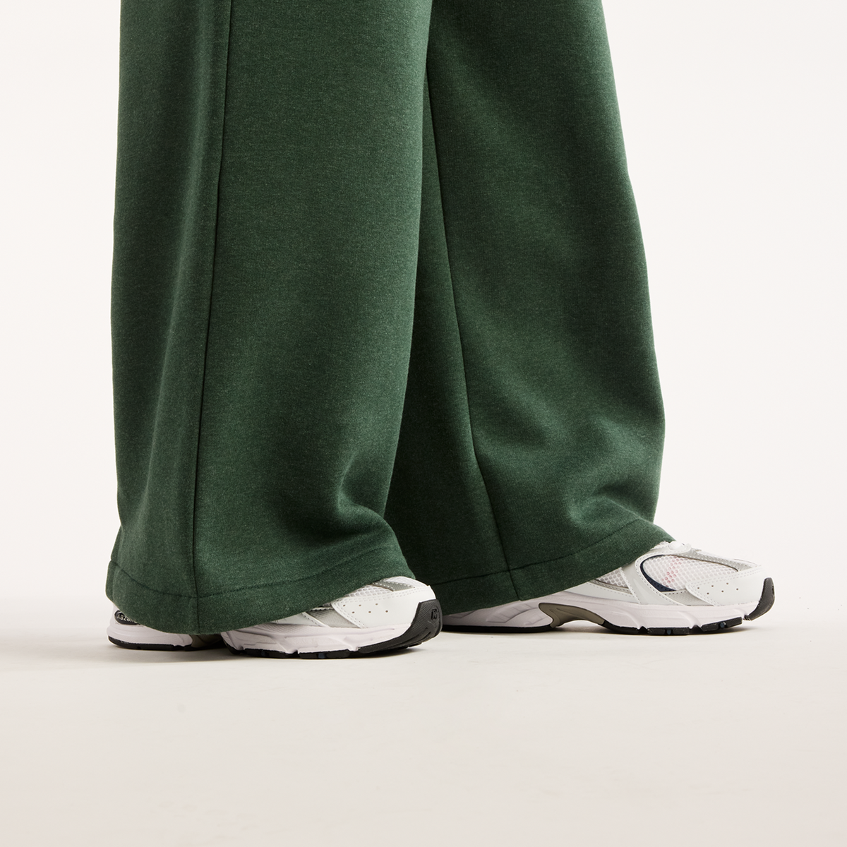 New Balance W Trackside Fleece Pant in GRÜN