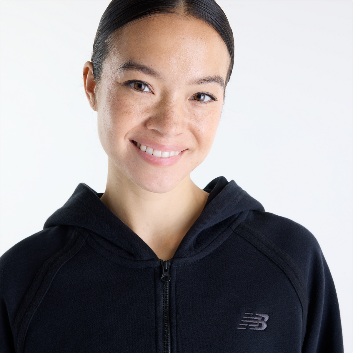 New Balance W Brushed Coastal Fleece Full Zip in SCHWARZ
