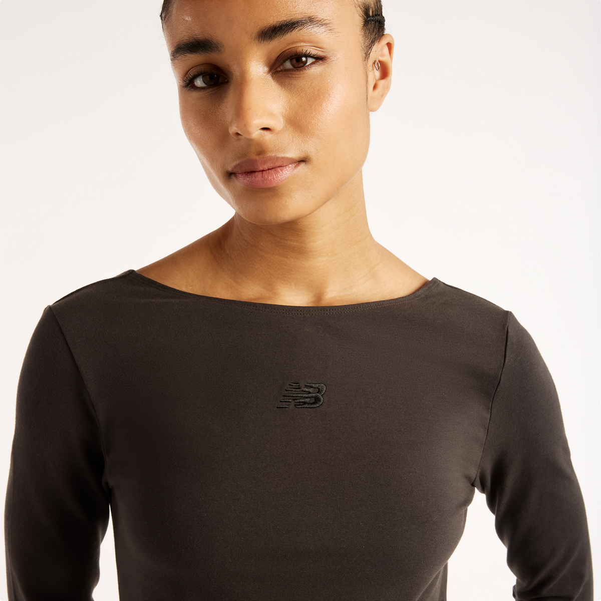 New Balance W Open-Back Fitted Long Sleeve in SCHWARZ