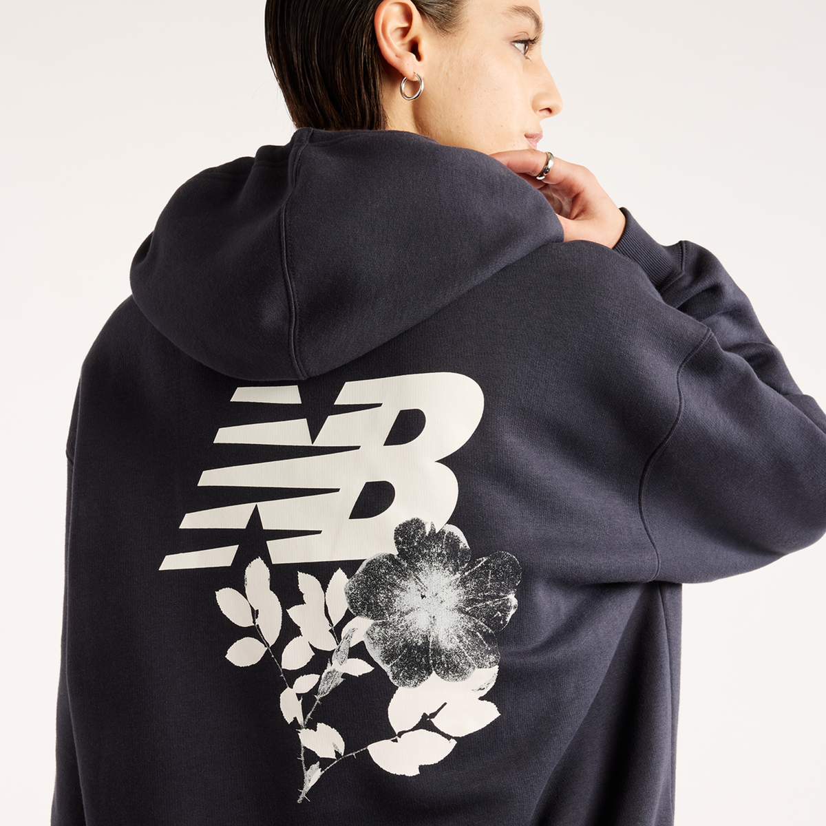 New Balance W Pressed Flowers Hoodie in SCHWARZ