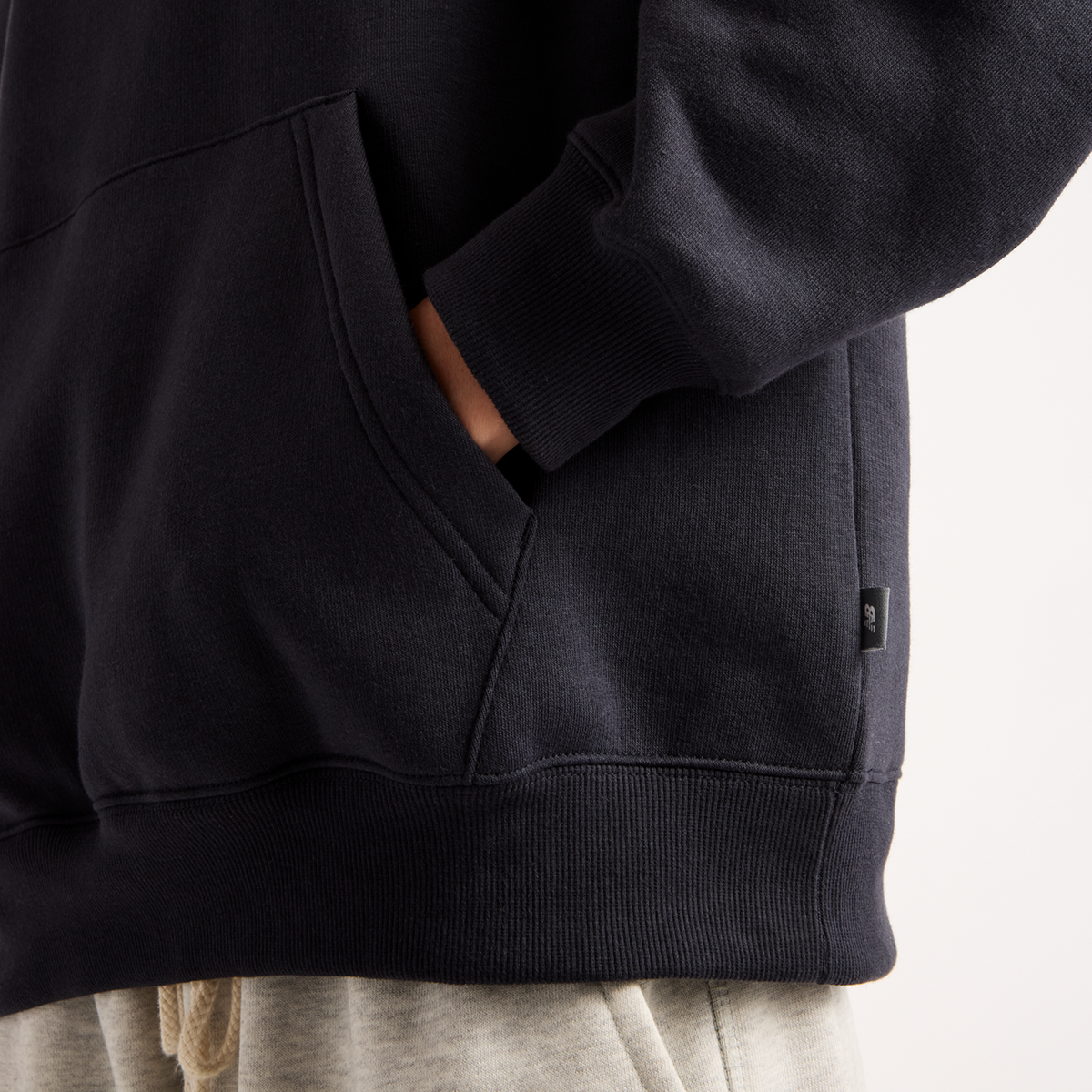 New Balance W Pressed Flowers Hoodie in SCHWARZ