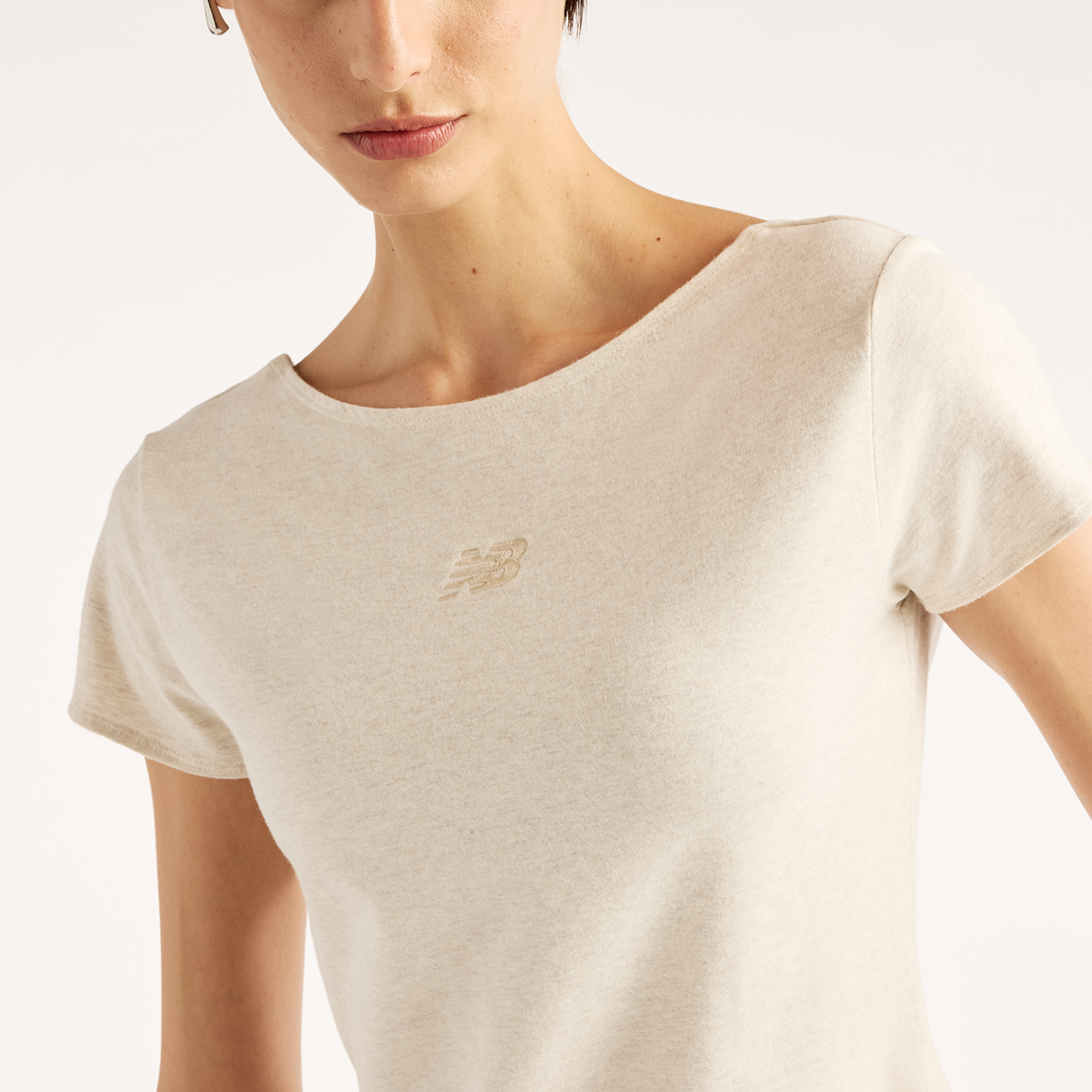 New Balance W Open-Back Fitted T-Shirt in