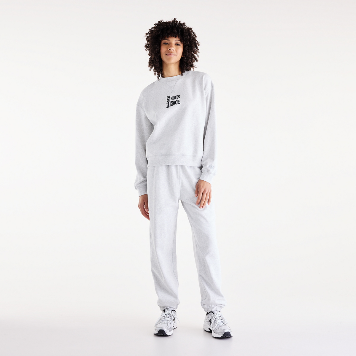 New Balance W NYC Marathon Athletics French Terry Graphic Crew in GRAU