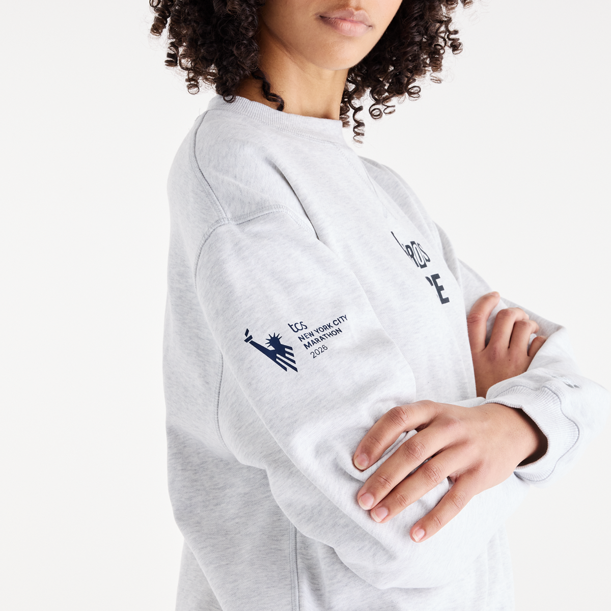 New Balance W NYC Marathon Athletics French Terry Graphic Crew in GRAU