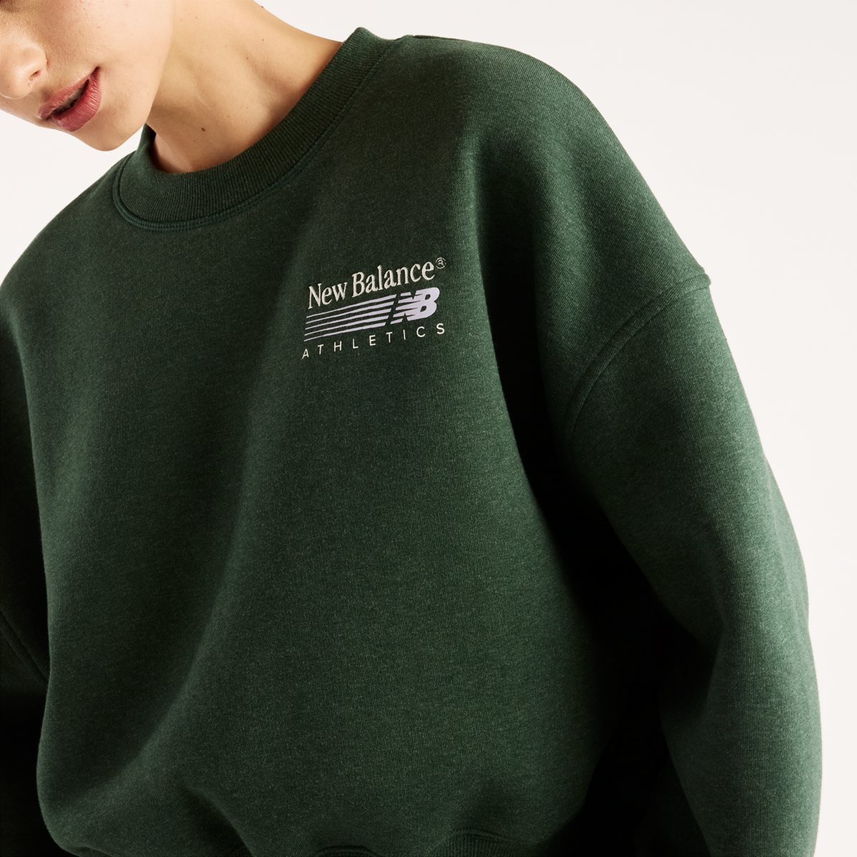 New Balance W Trackside Fleece Crew in GRÜN