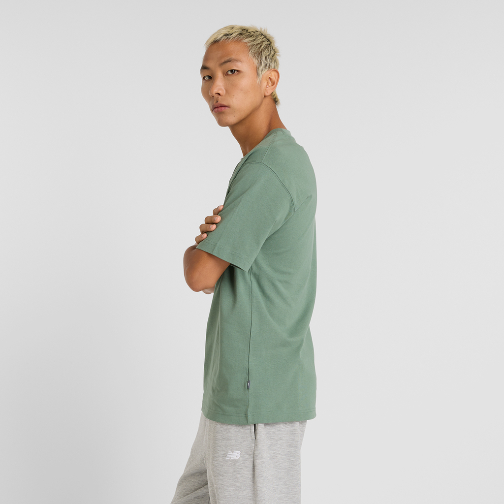 New Balance Athletics Premium Chest Logo T-Shirt in GRÜN