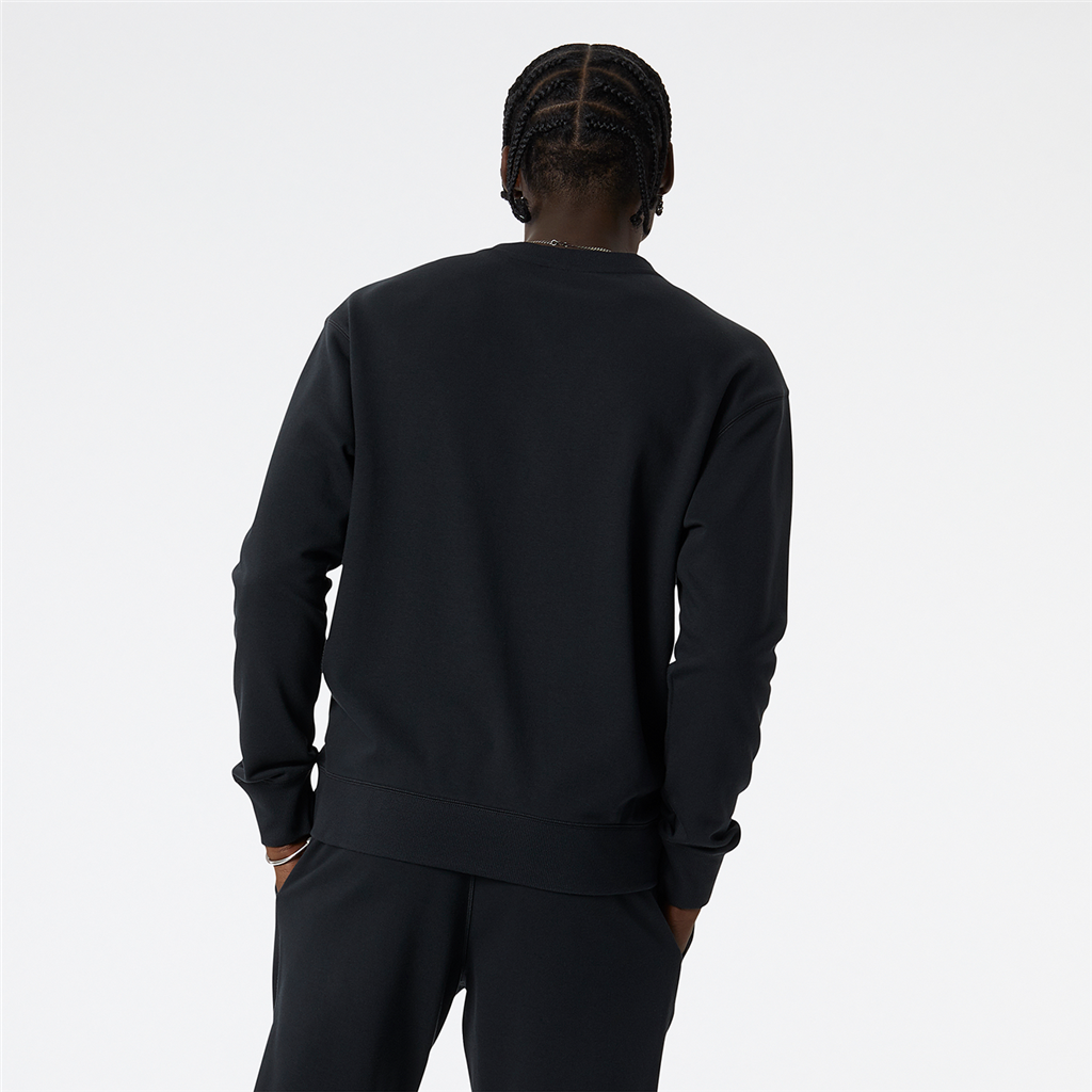 NB Essentials uni-ssentials Crew black model_bild_back_brandshop